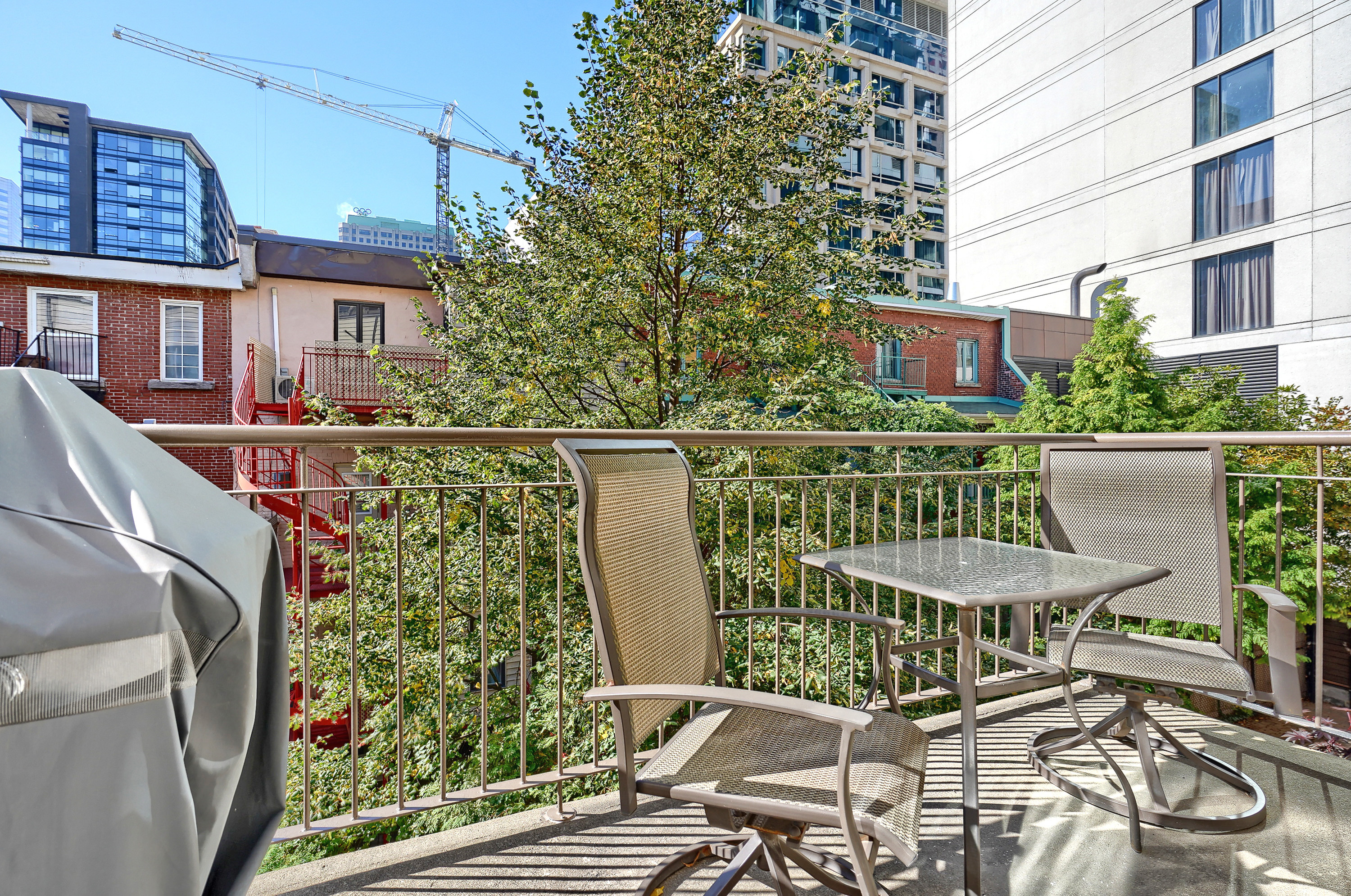 Enjoy and relax listening the songs of the birds on this private balcony with a BBQ grill, table and swivel chairs.  Whast a great long and short stay in this furnished apartment in the heart of Montreal