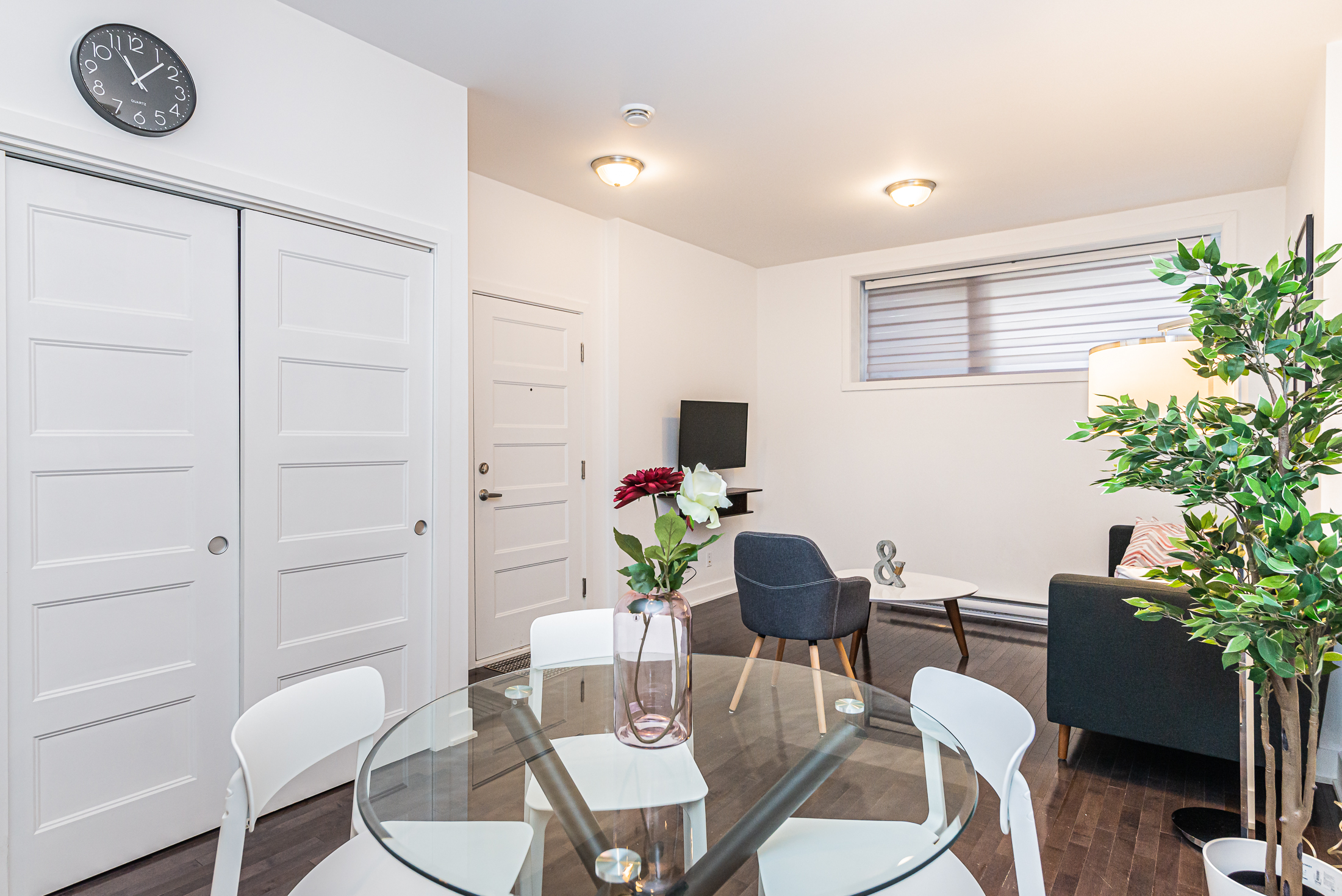 St-Do_sitting_area_and_table-_chair