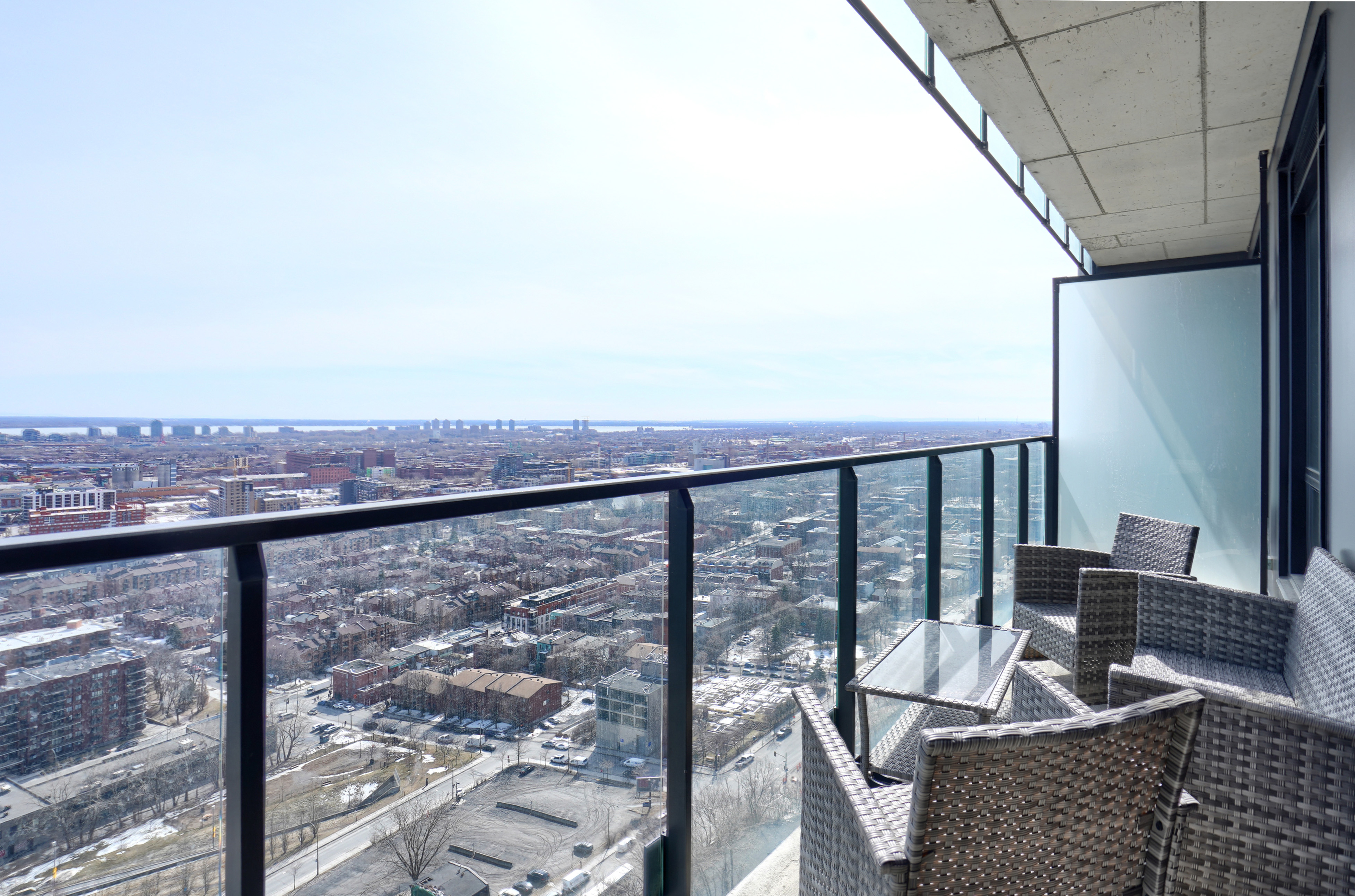 Vue de la ville ci-dessous depuis le balcon de cet appartement entièrement meublé à louer à Montréal

