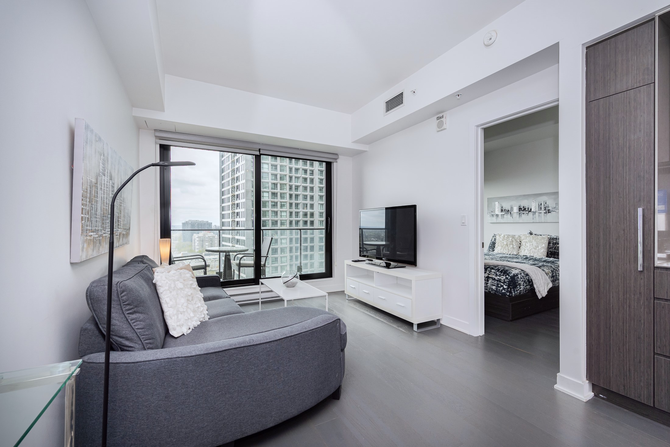 Tour-des-canadiens_2110_bedroom_entry