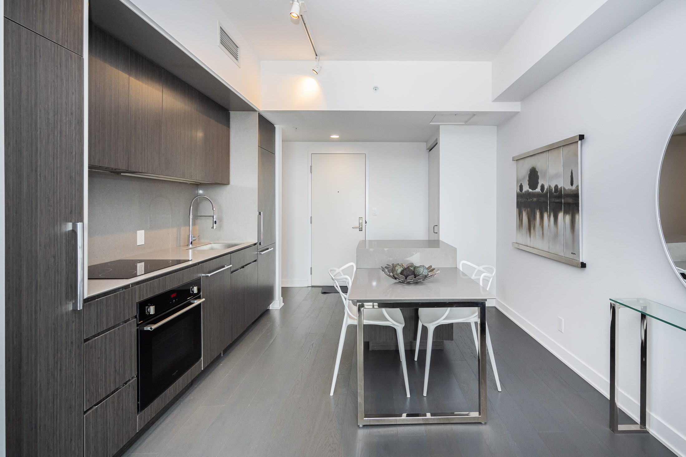 Tour-des-canadiens_2110_kitchen_dinning