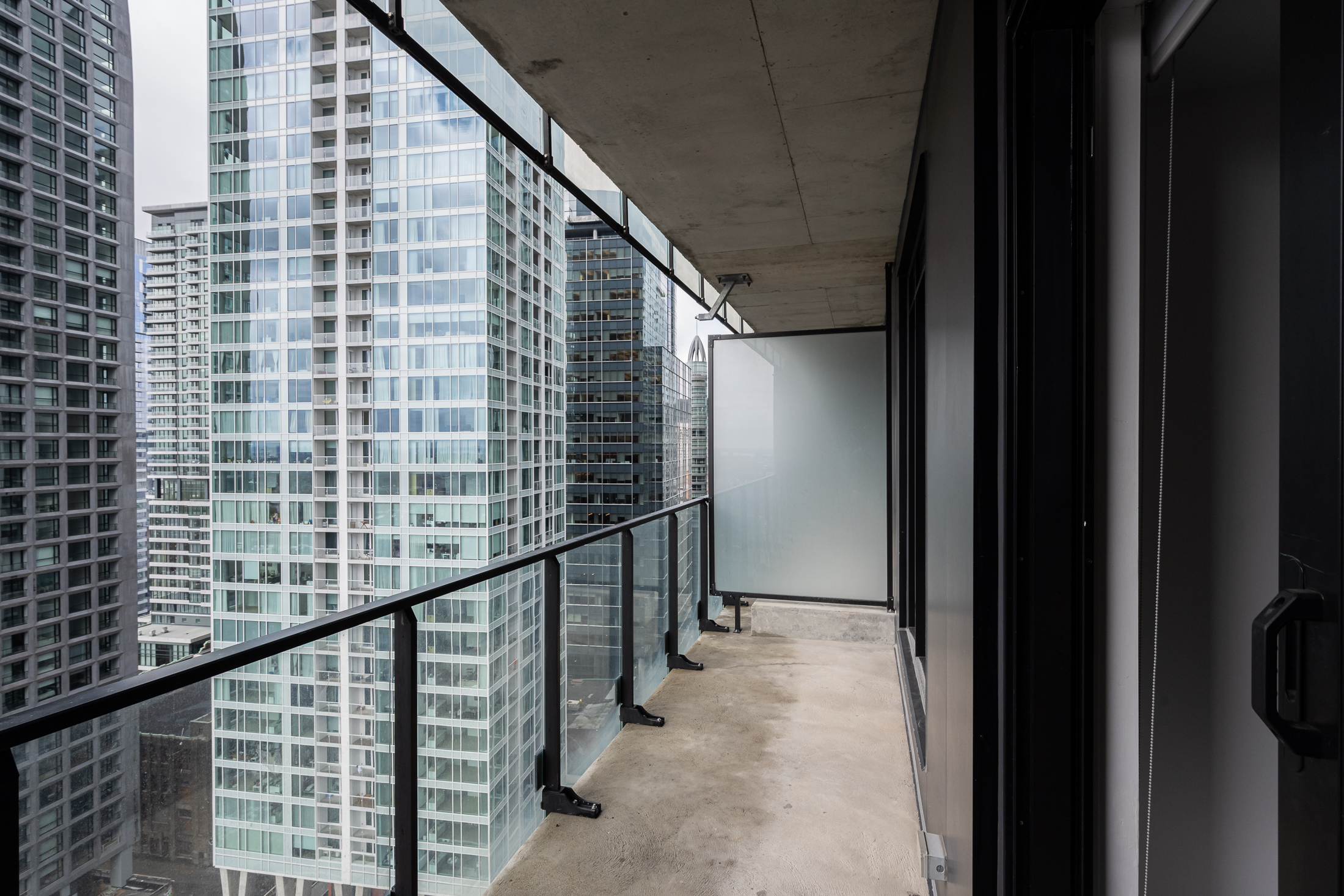 Tour-des-canadiens_2110_outside_buildings