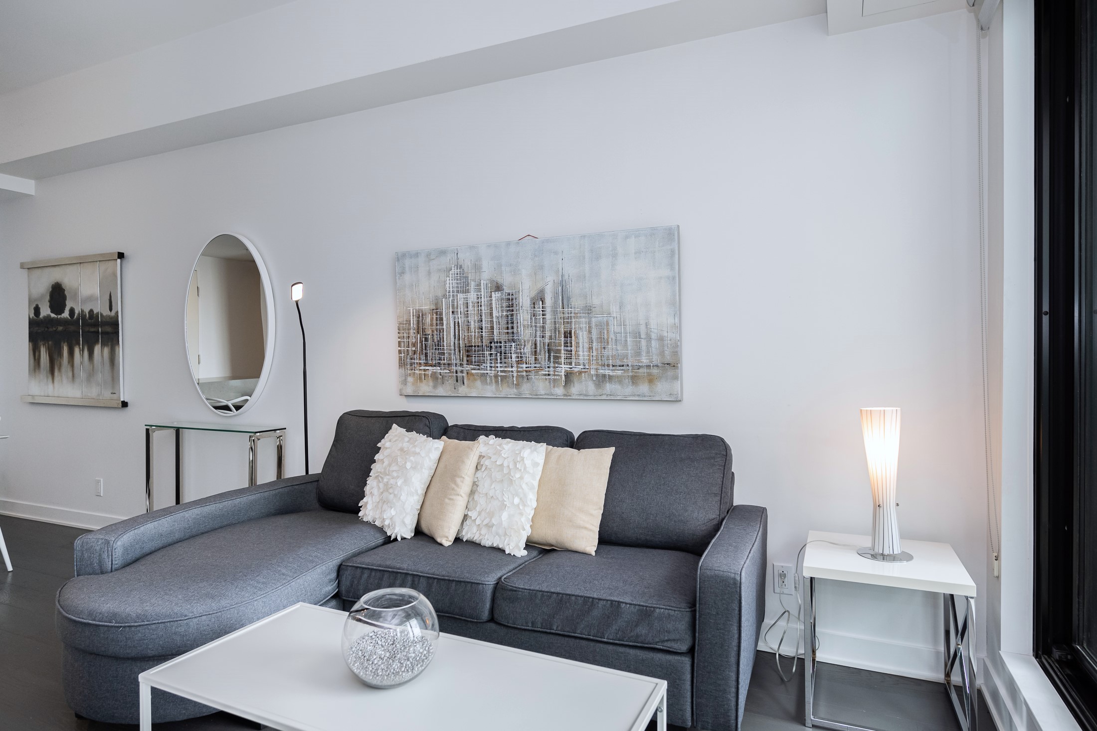 Tour-des-canadiens_2110_sofa_sitting