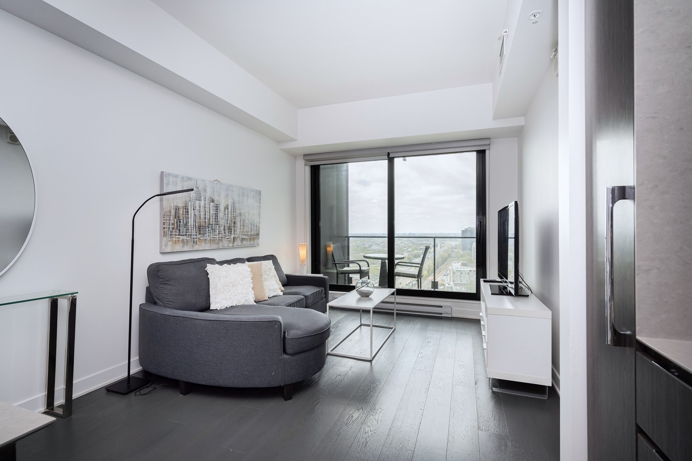 Tour-des-canadiens_2110_sofa_sitting2