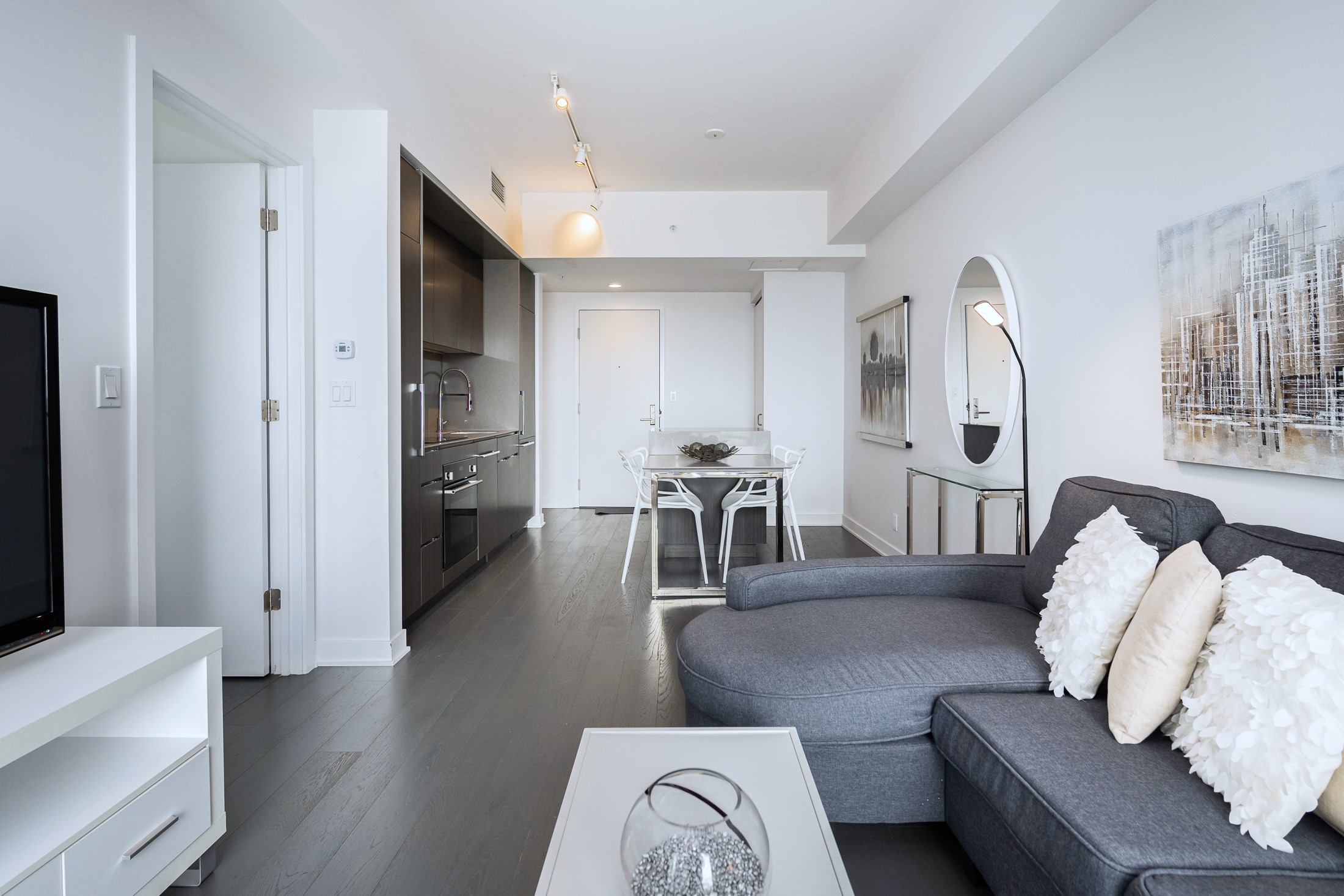 Tour-des-canadiens_2110_sofa_sitting4