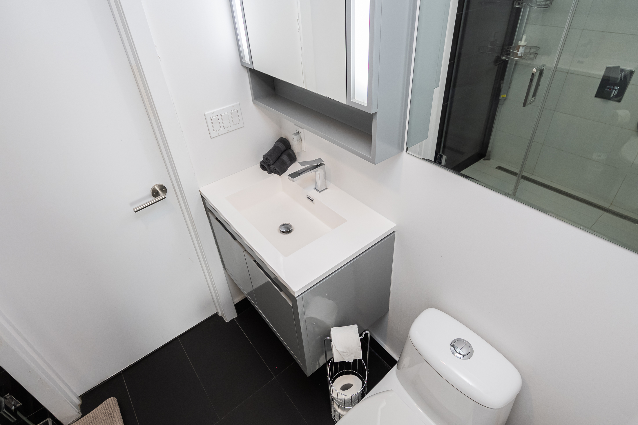 Tour-des-canadiens_2110_toilet_area