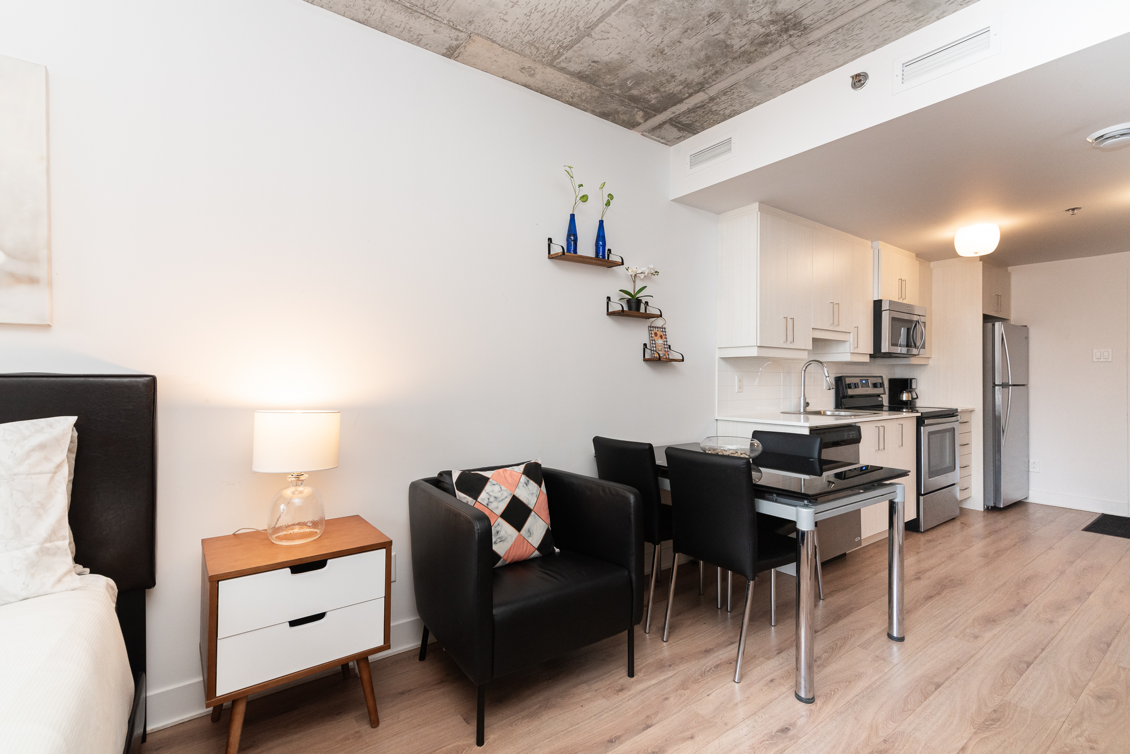 bc-7b_kichen_and_sitting_area