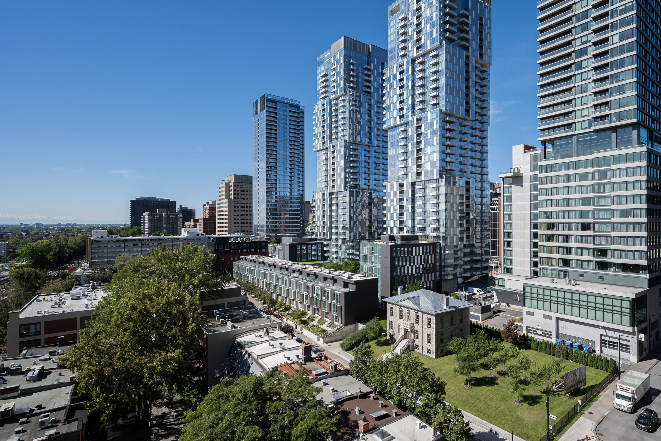 le-george-07-buildings