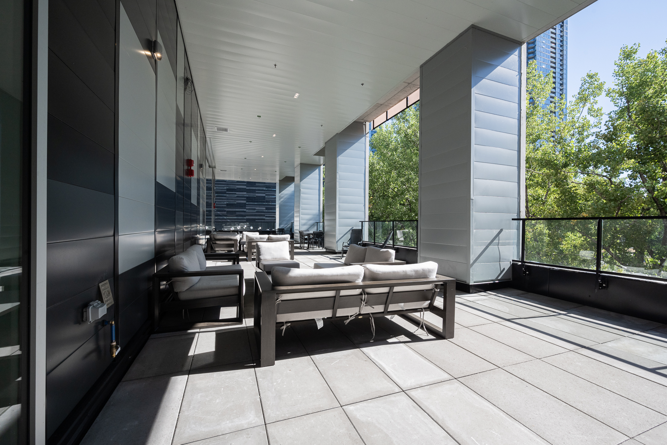 le-george-swmminpool-side-sitting