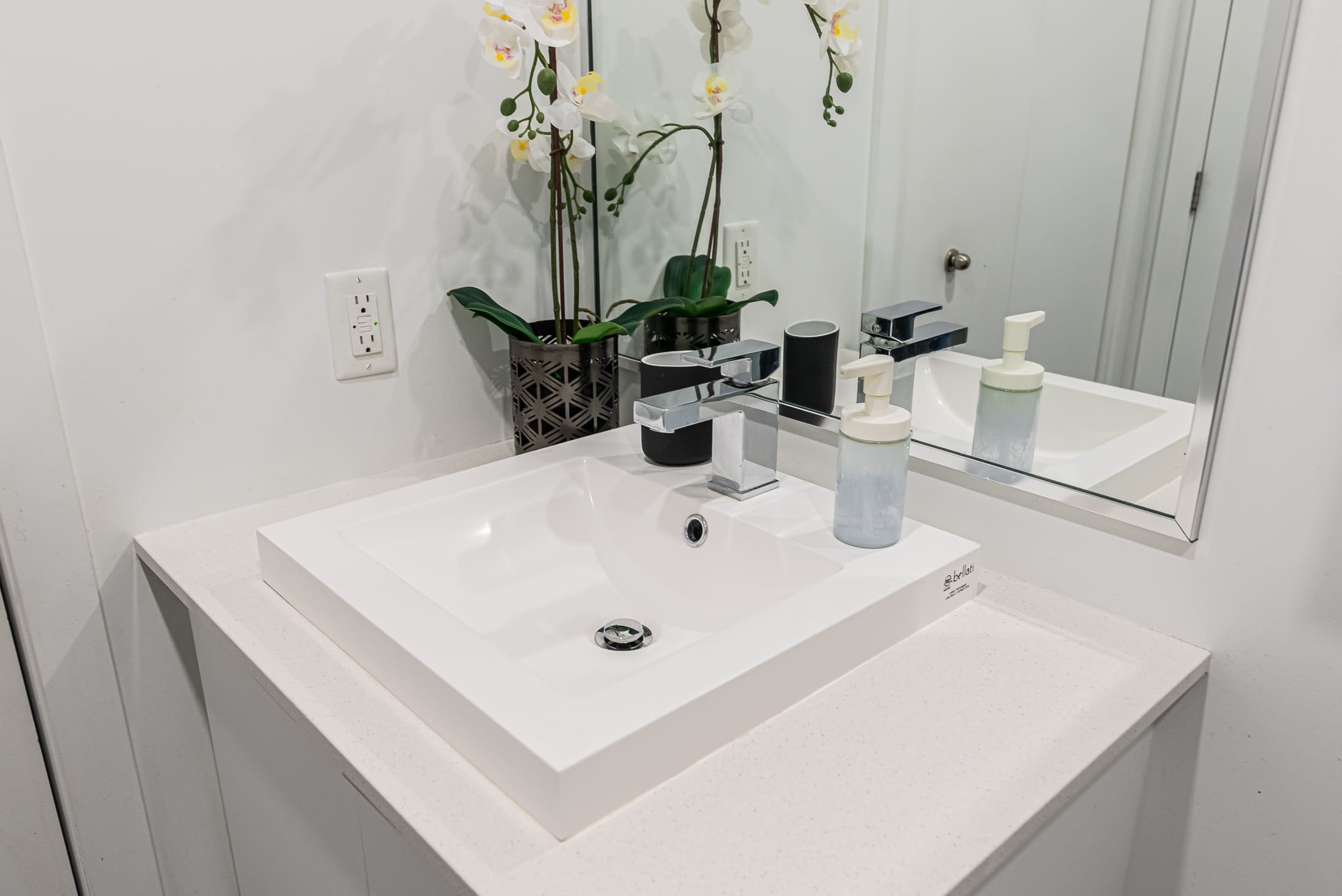 myriade_2B_washroom_washbesan