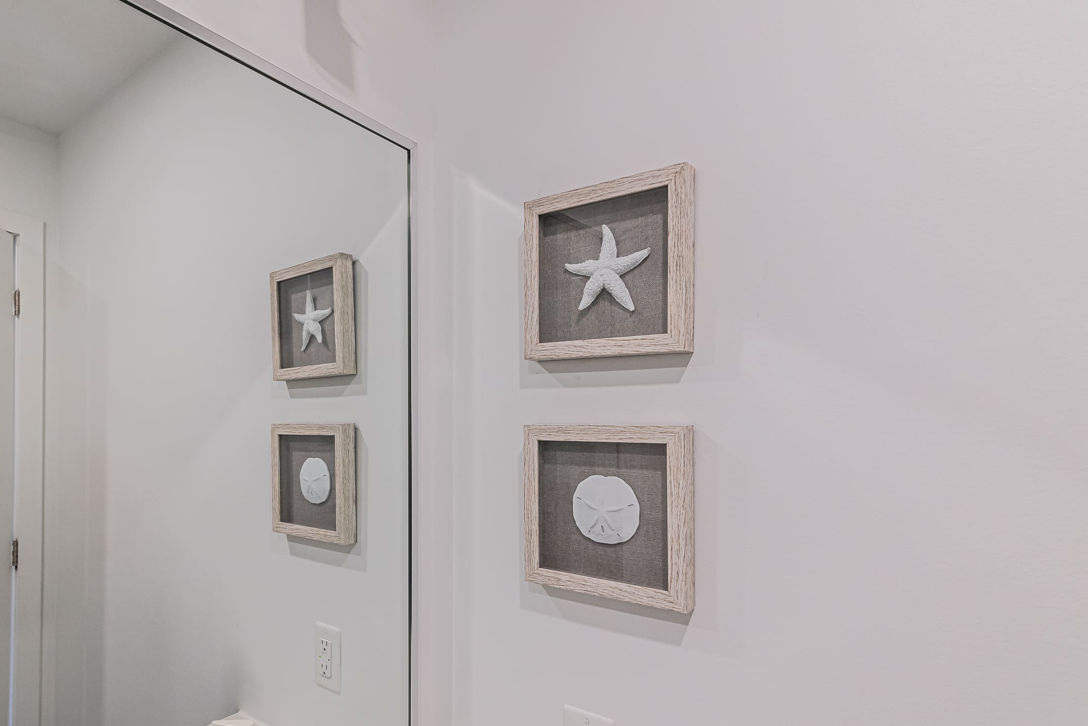 myriade__4A_mirror_and_paintings