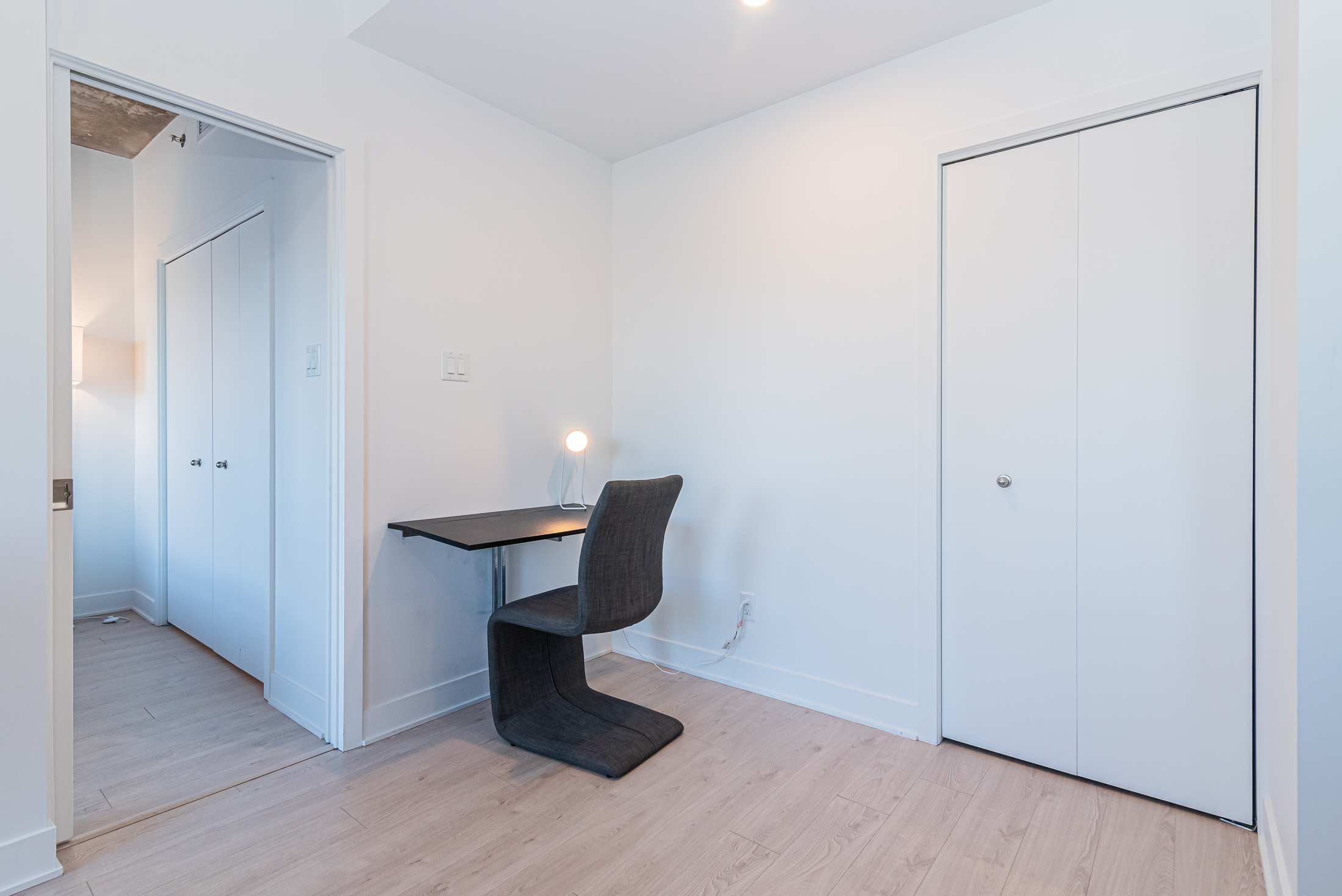 myriade__4A_sitting_table