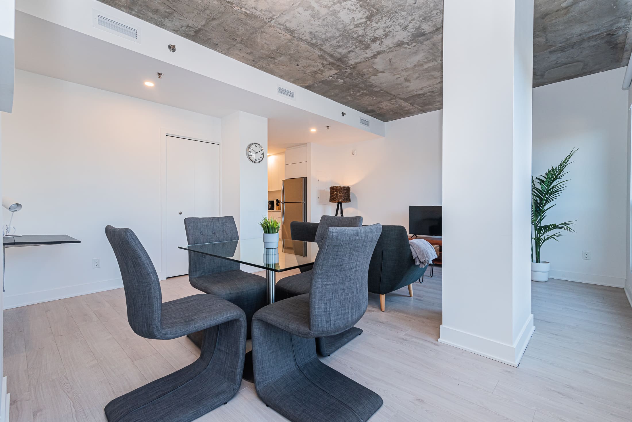 myriade__4A_table_and_sitting_chairs