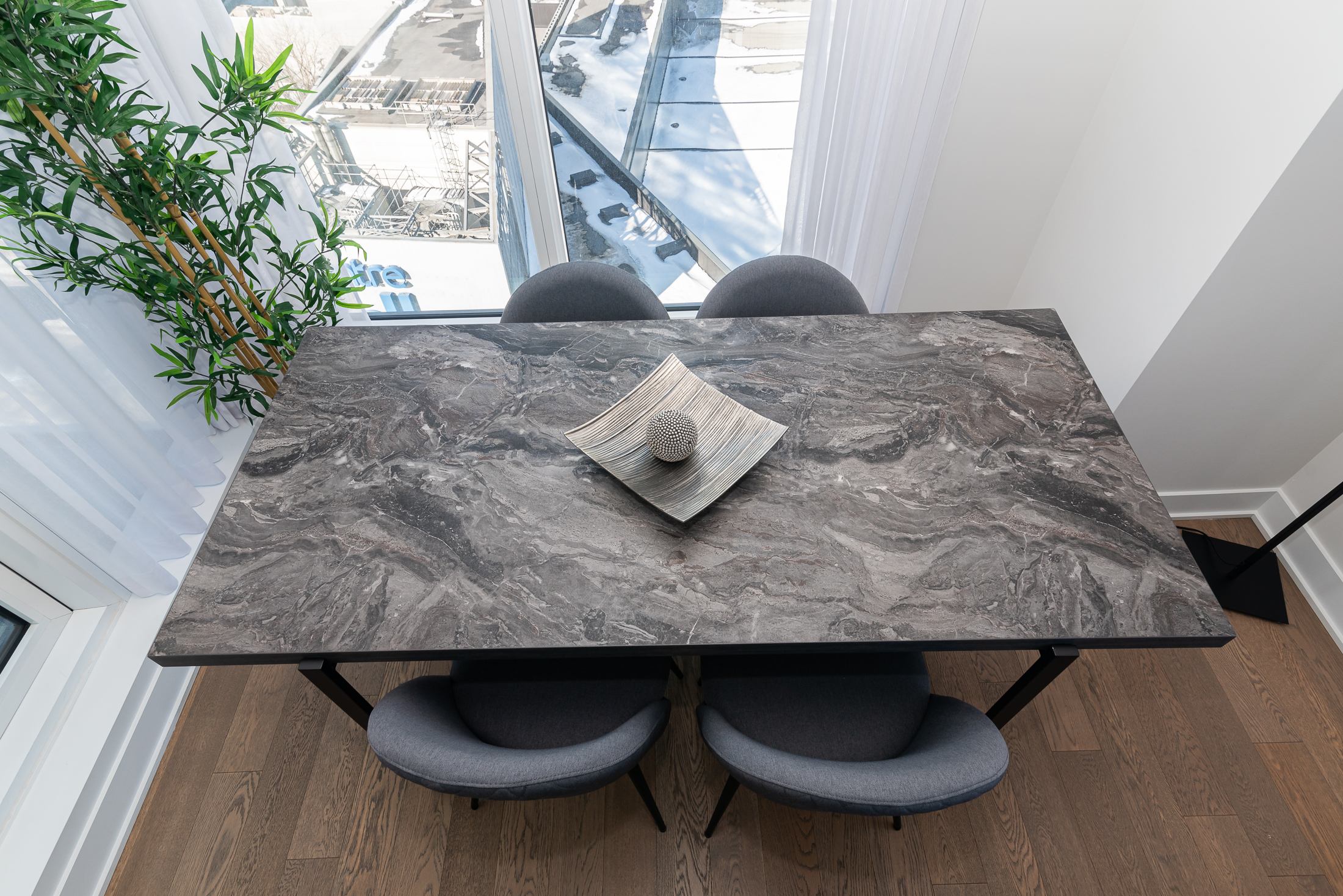 tour-des-canadiens-3_dinning_table