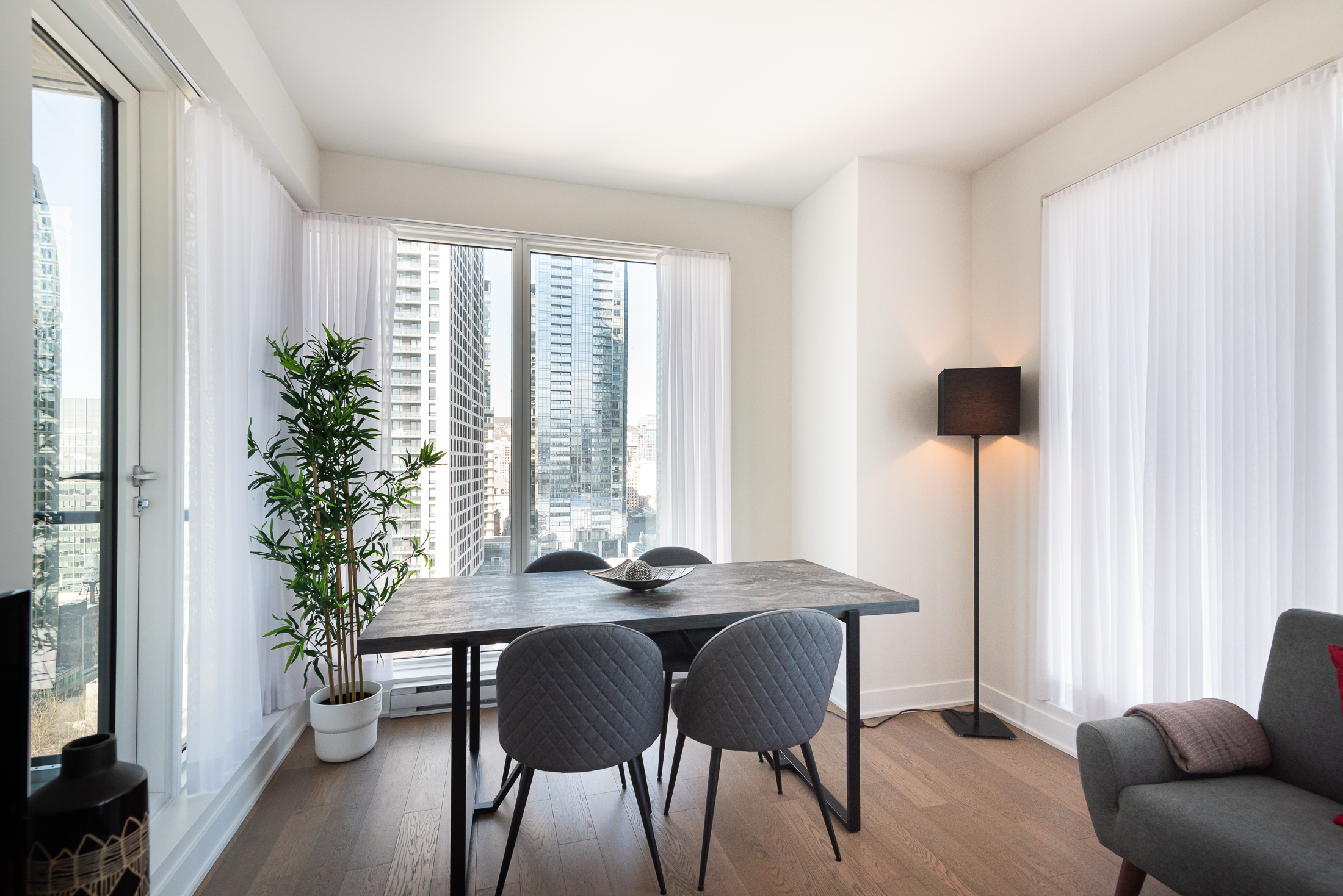 tour-des-canadiens-3_dinning_table2