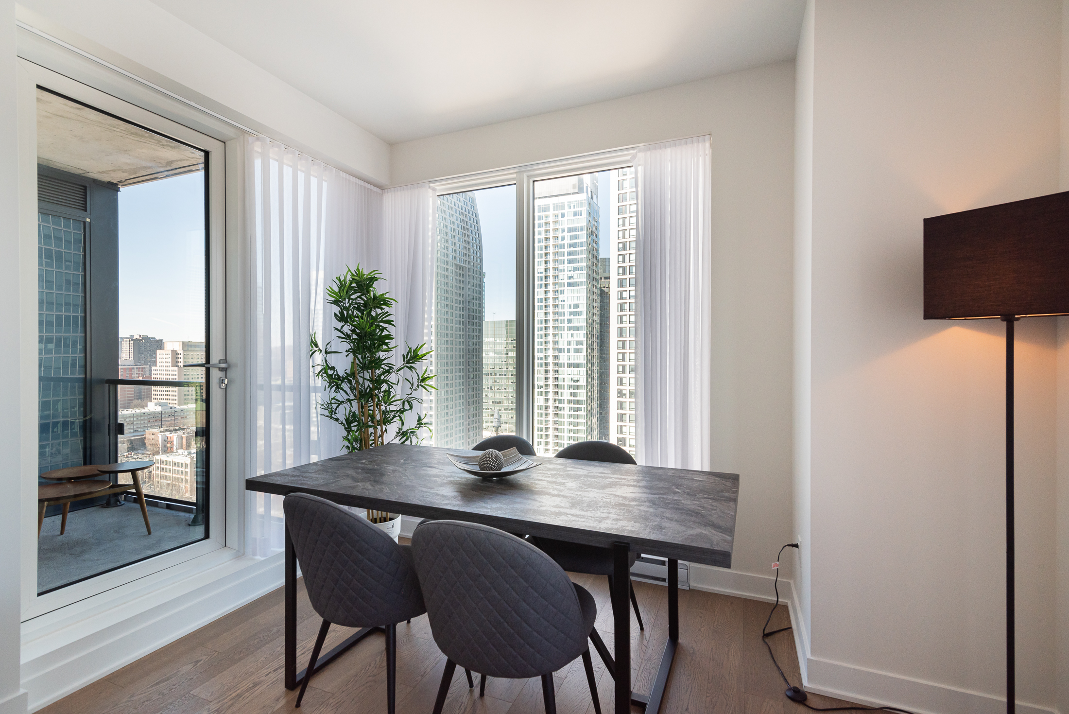 tour-des-canadiens-3_dinning_table3