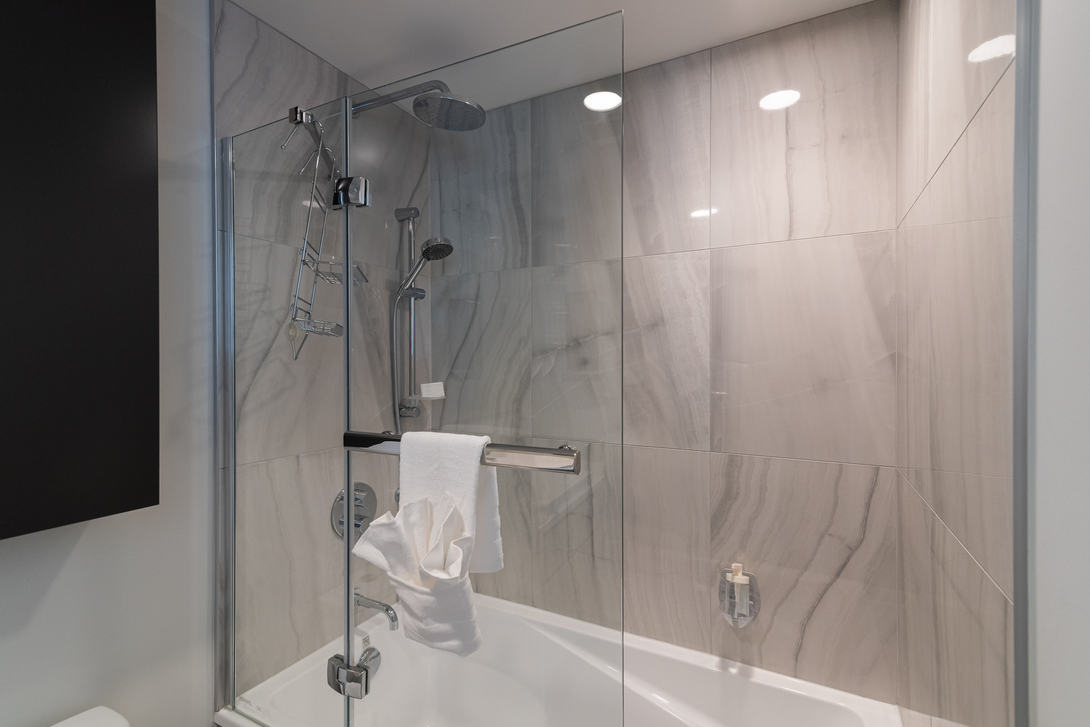 tour-des-canadiens-3_shower_area