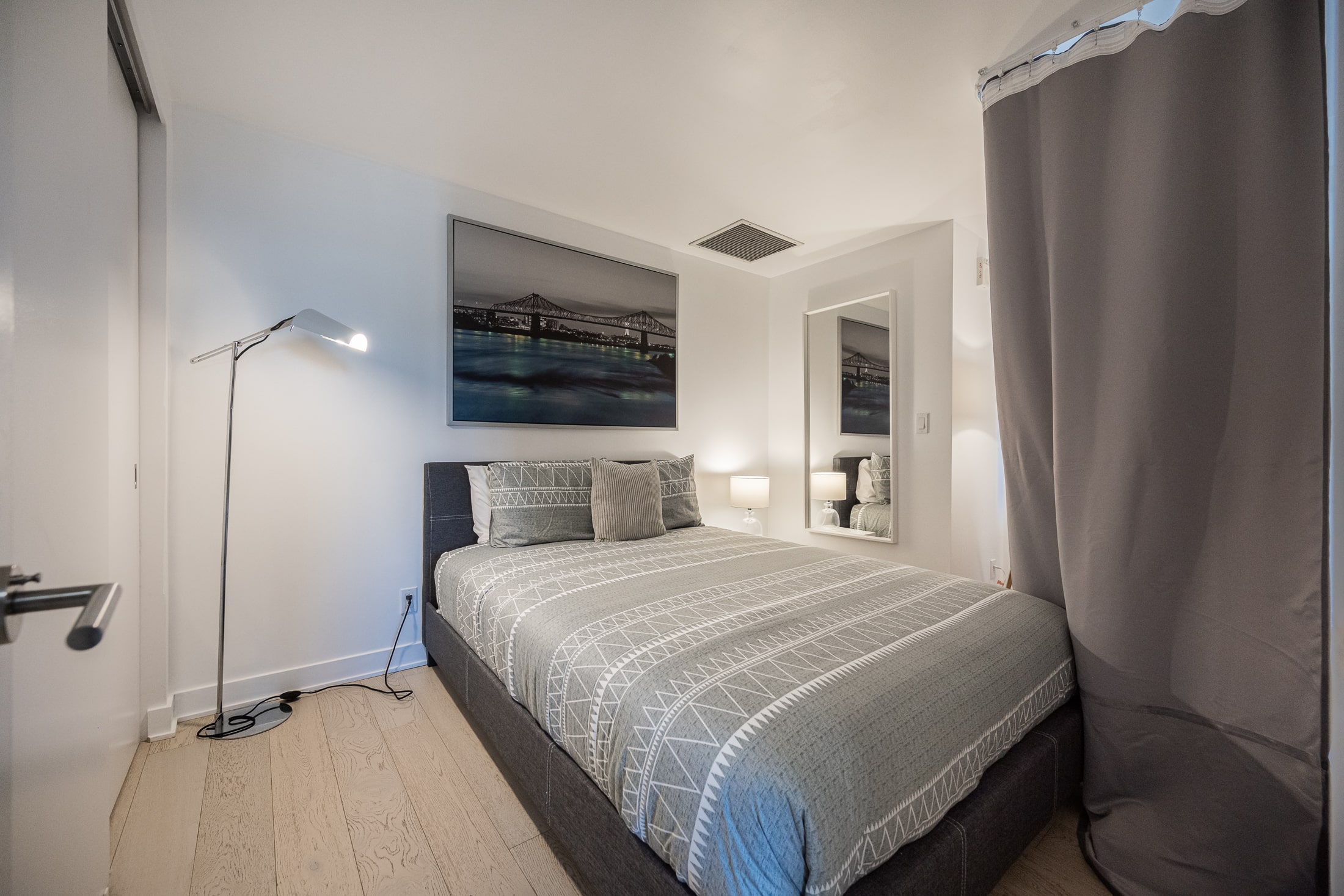 tour-des-canadiens4411_bedroom4