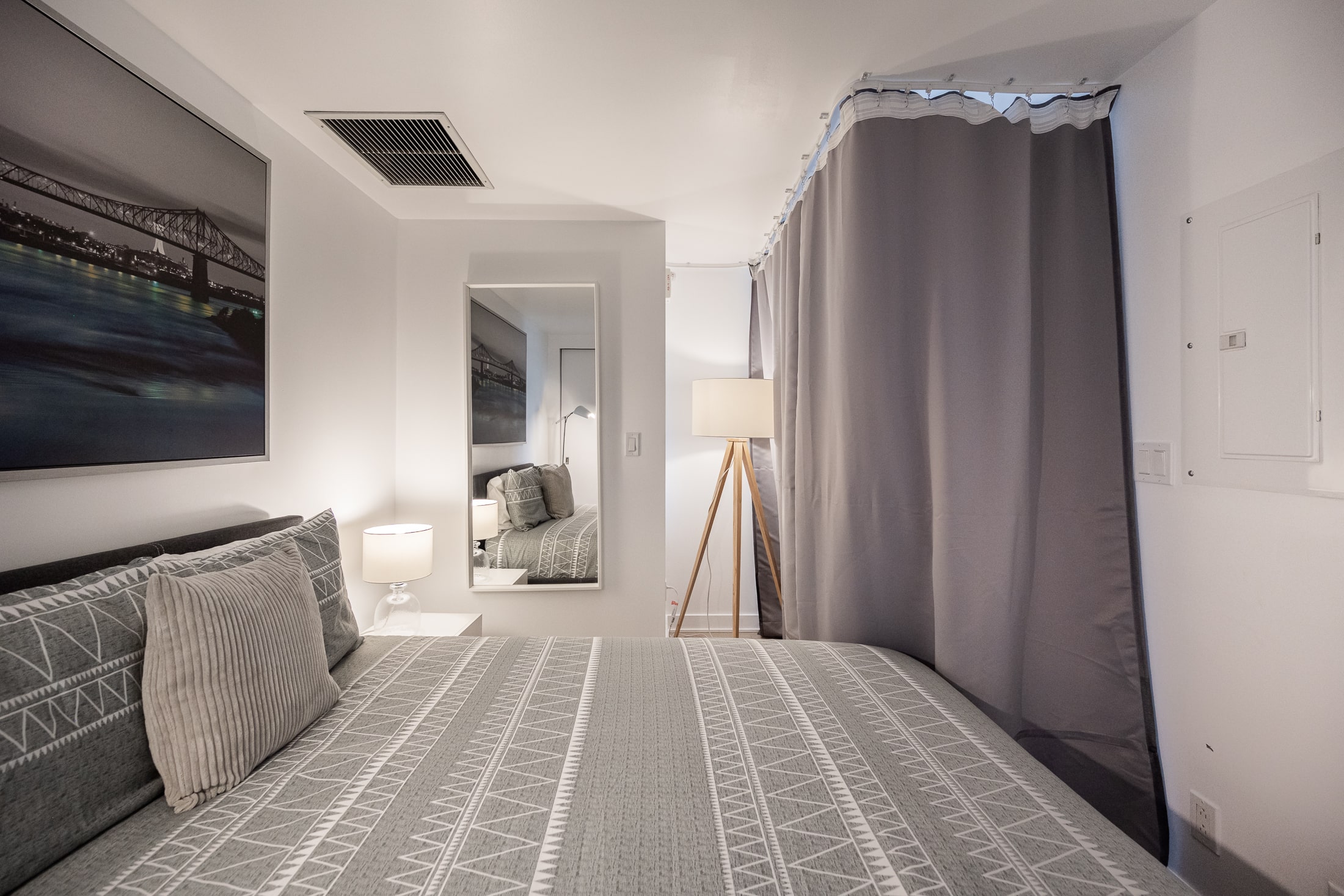 tour-des-canadiens4411_bedroom5