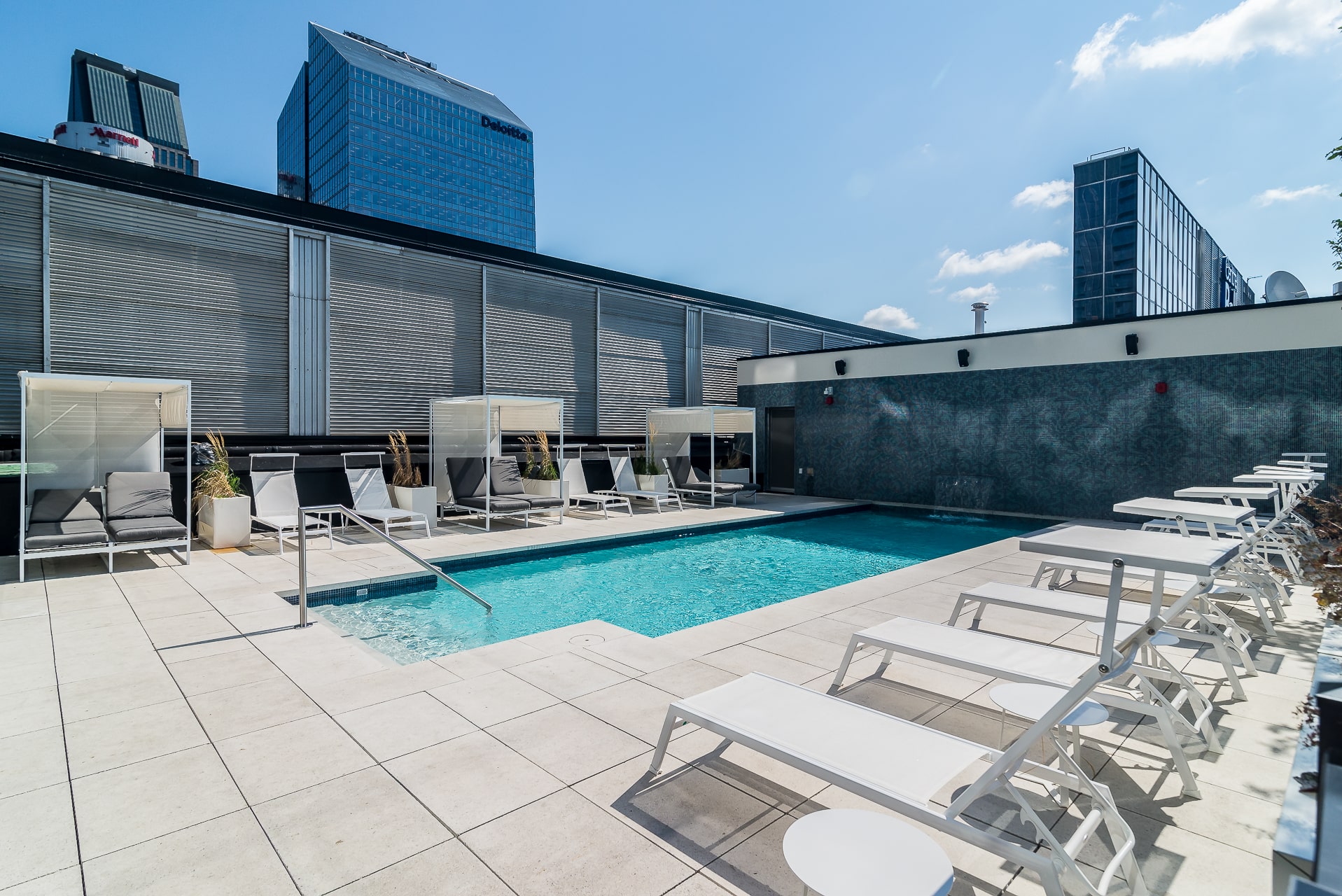 tour-des-canadiens4411_swimming_pool_area