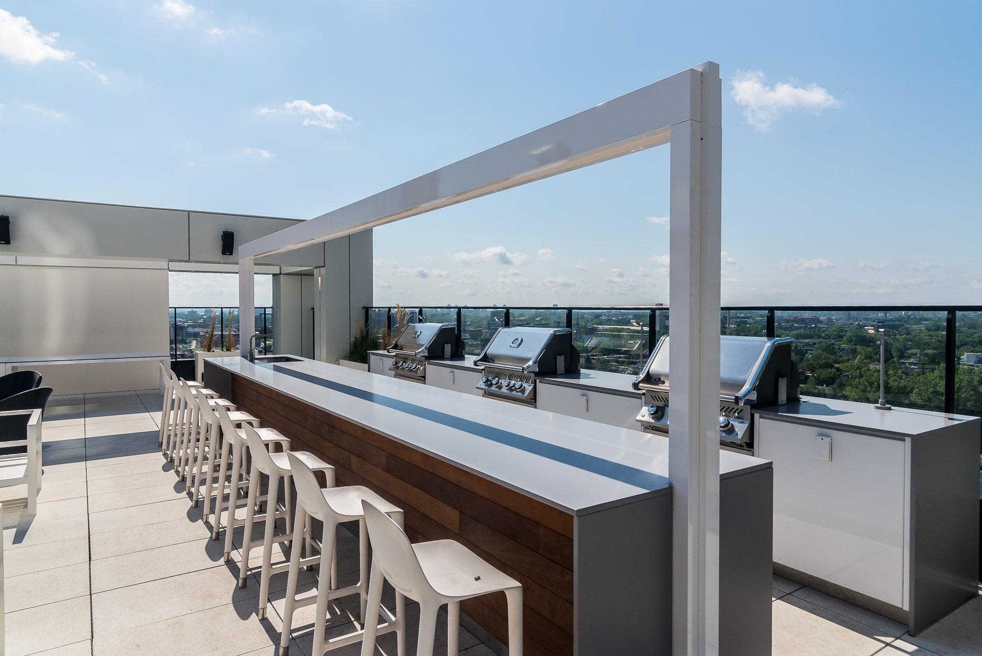 tour-des-canadiens4411_terrace_sitting_area