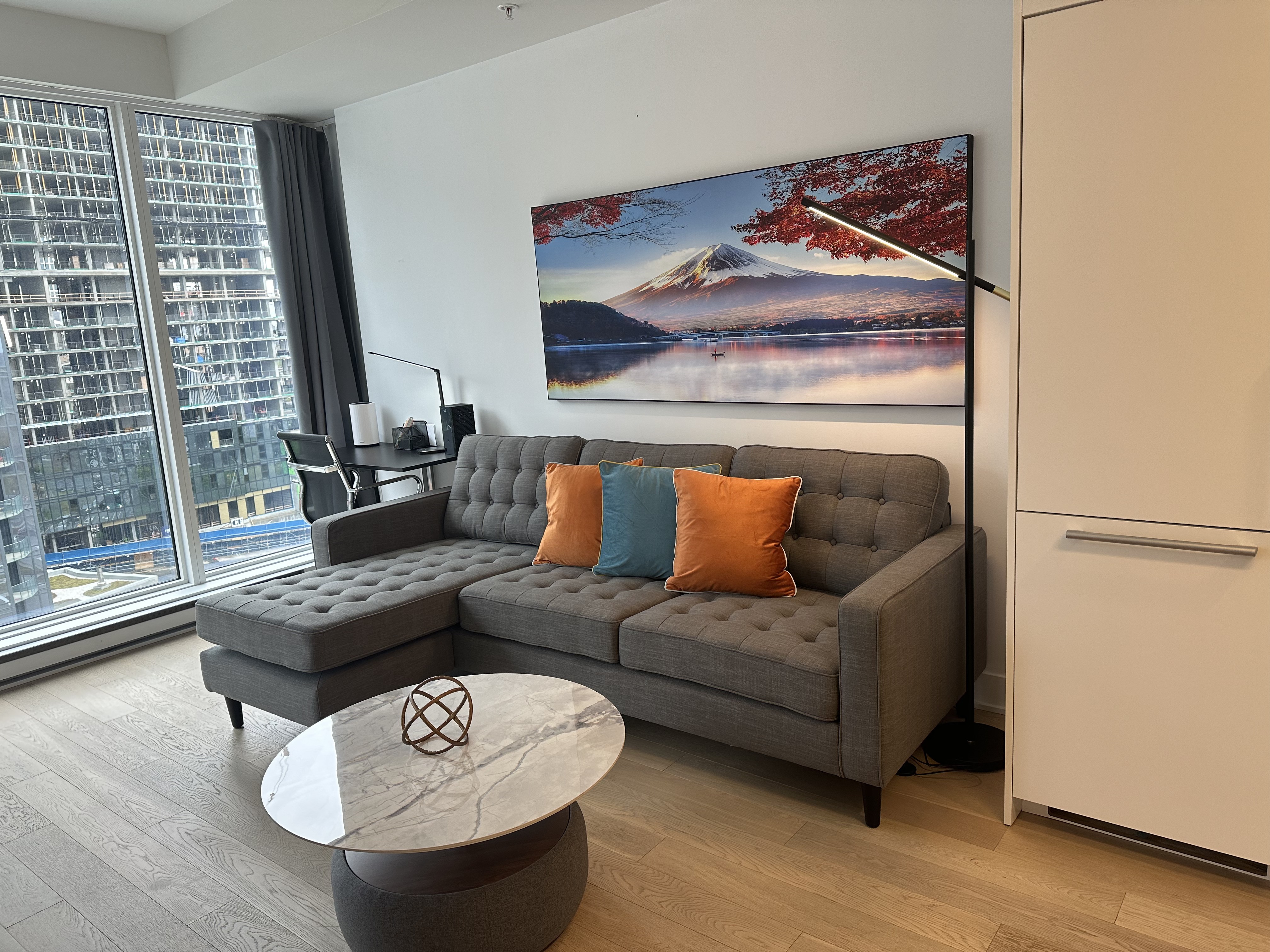 tour-des-canadiens_10A_living-room2