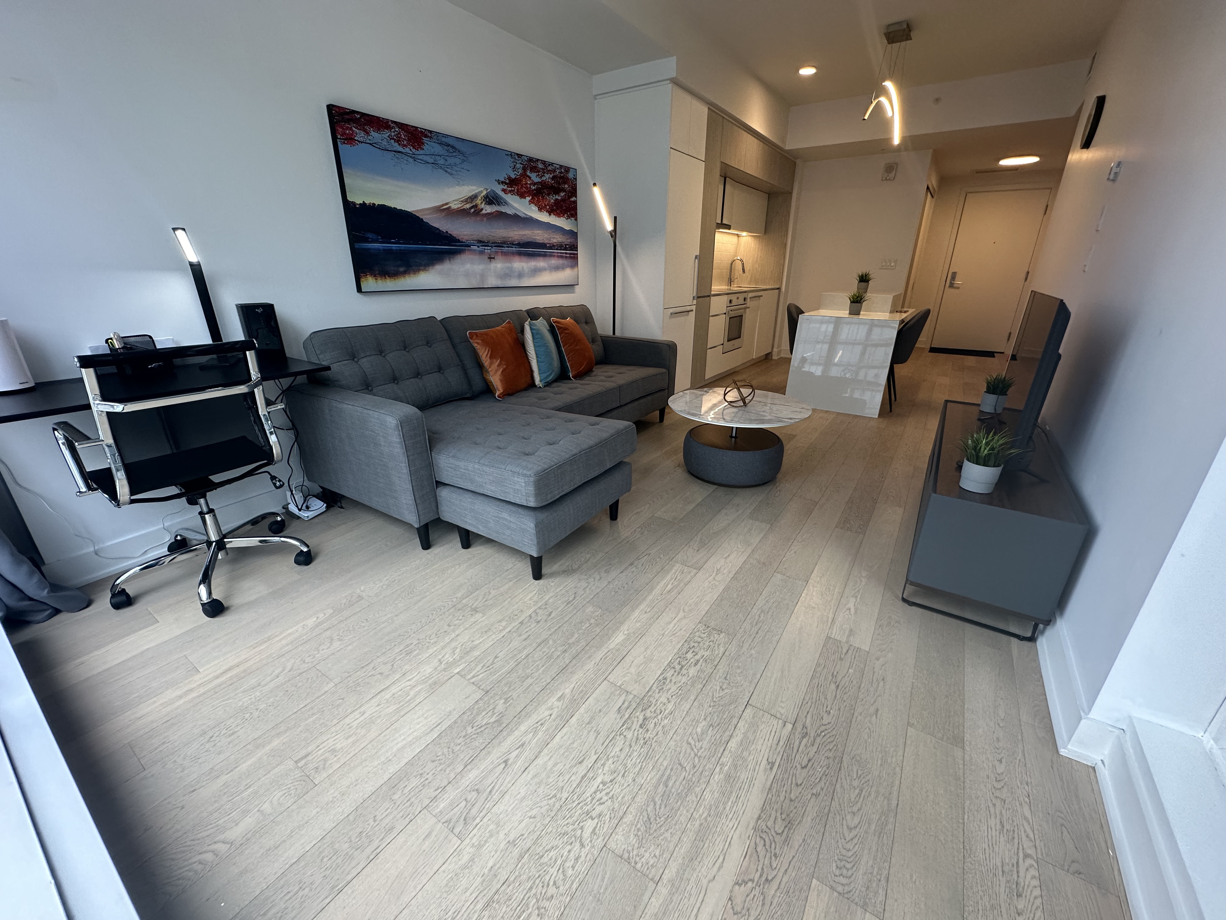 tour-des-canadiens_10A_living_room_full_view