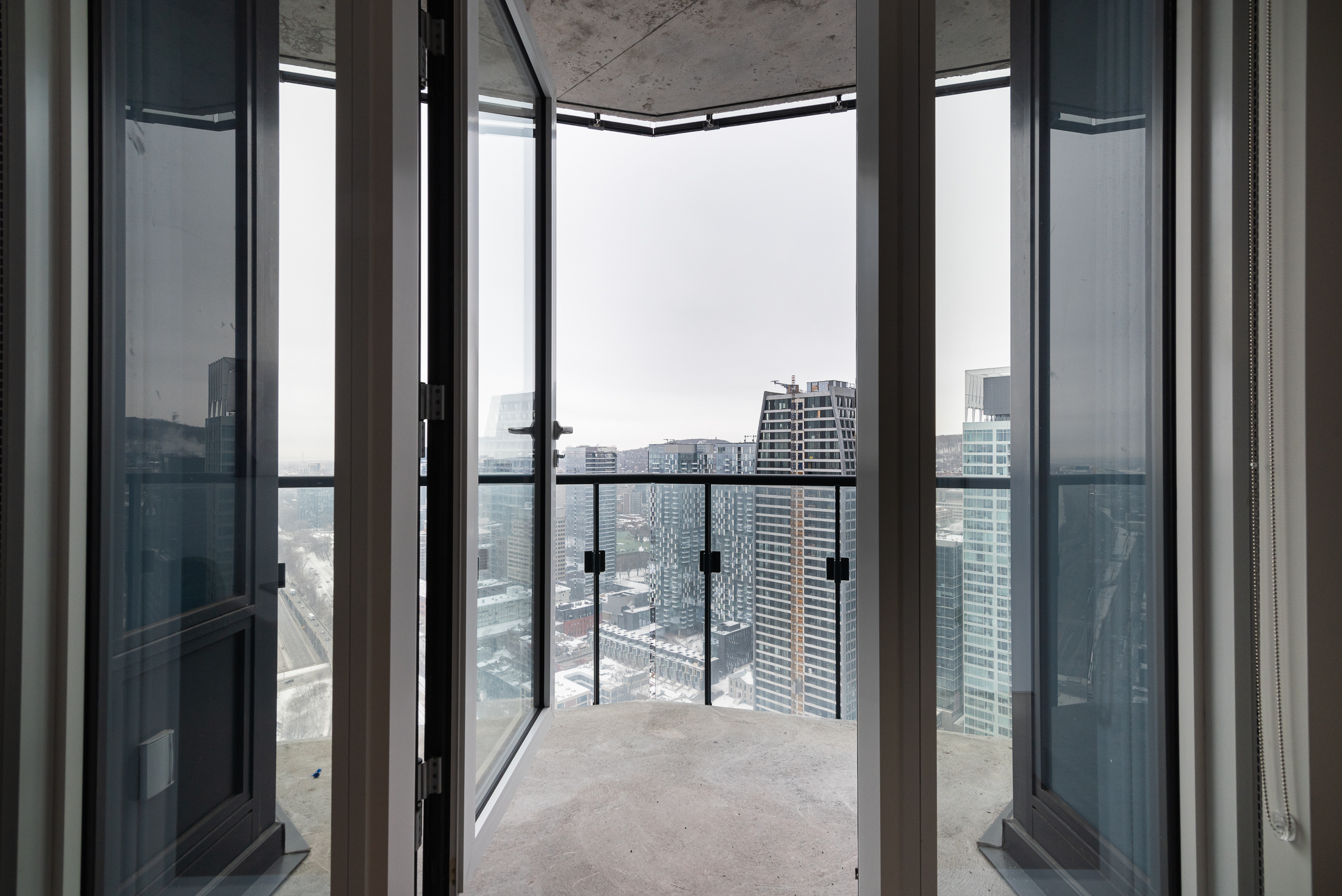 tour-des-canadiens_48A_balcony_door