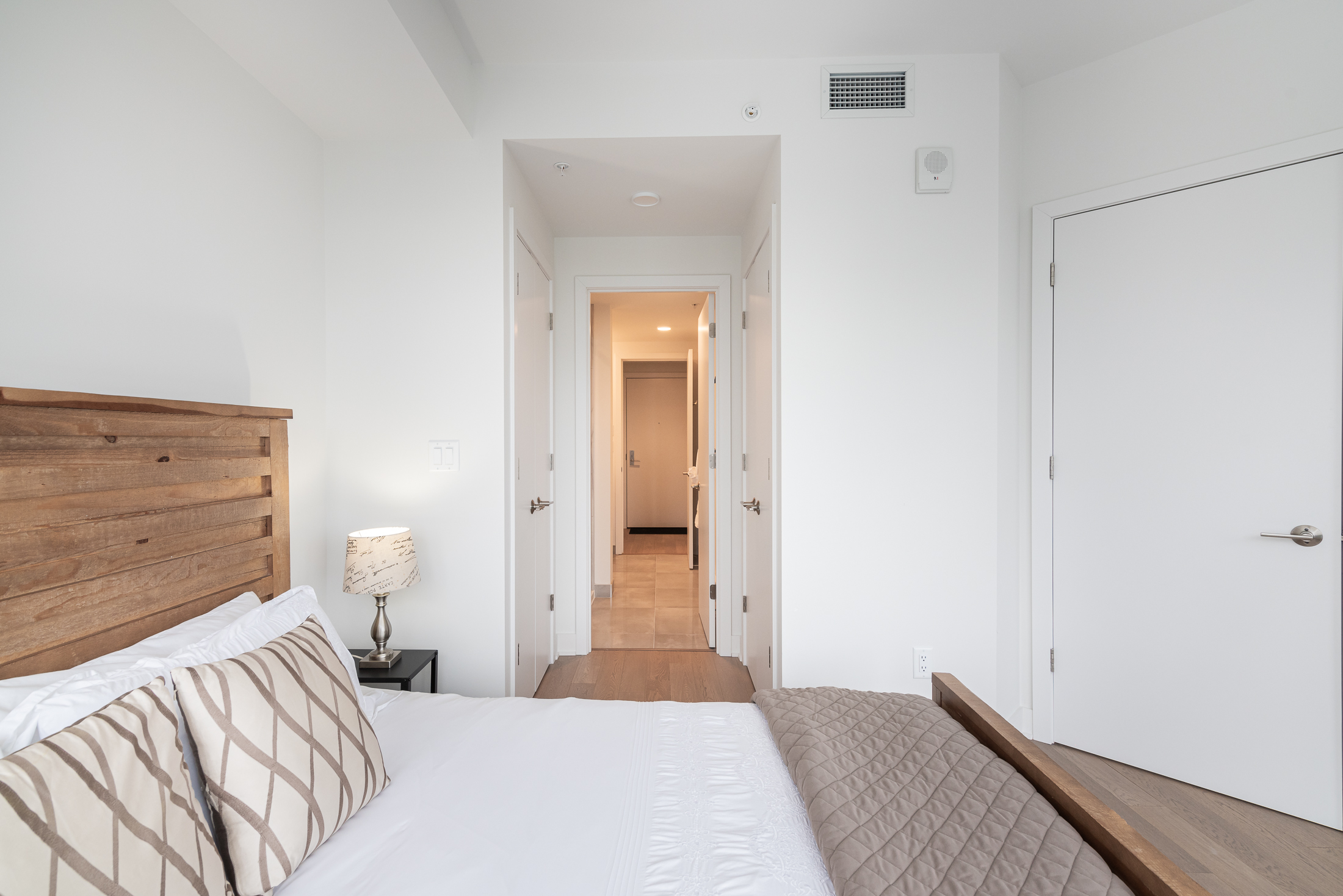 tour-des-canadiens_48A_bedroom_entry