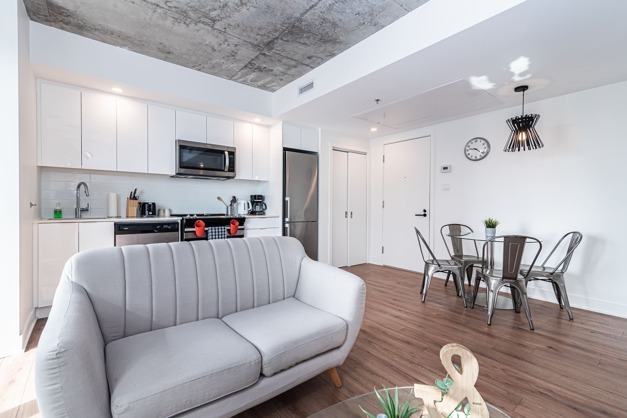 zenith-fr-8a_living_room