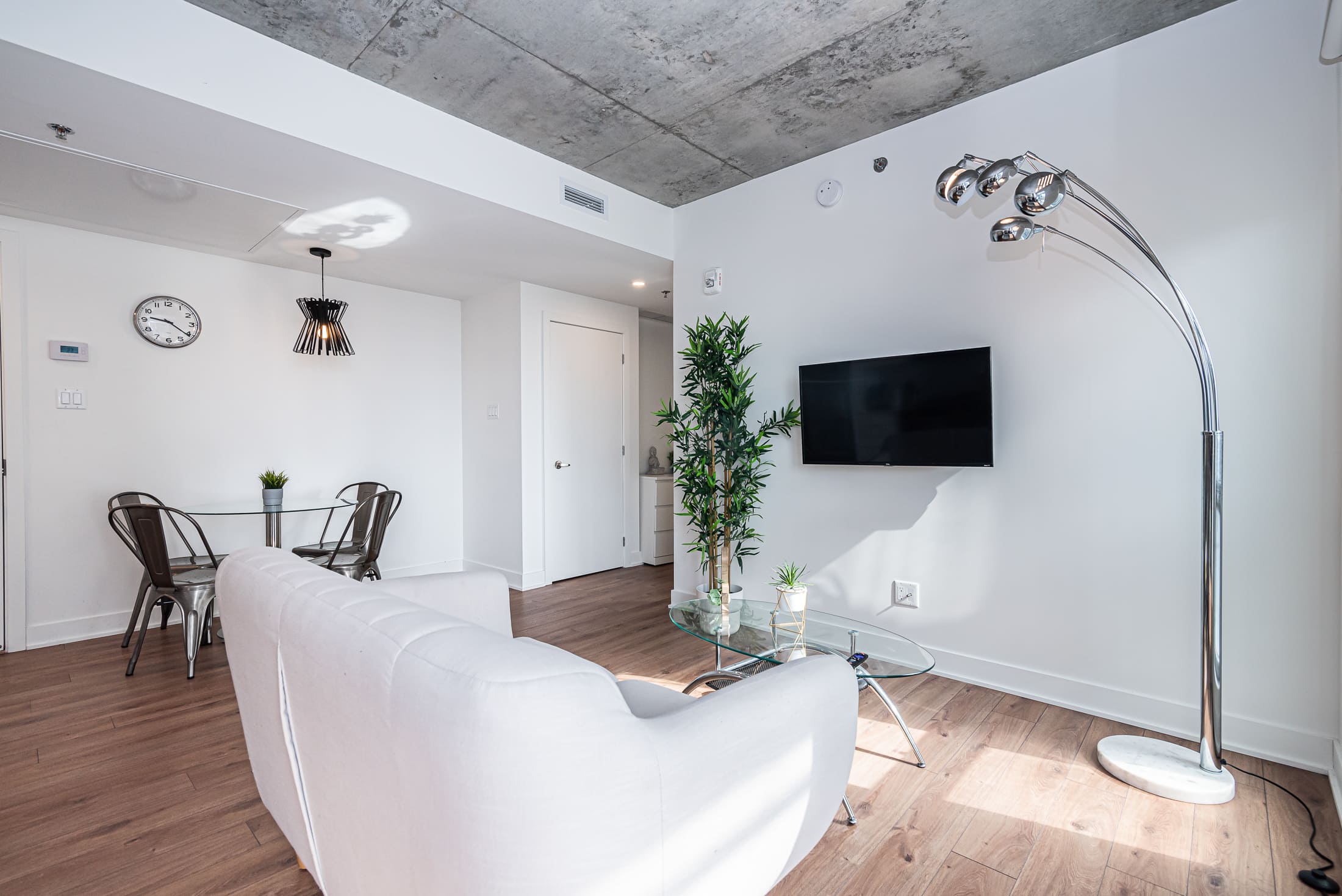 zenith-fr-8a_living_room2