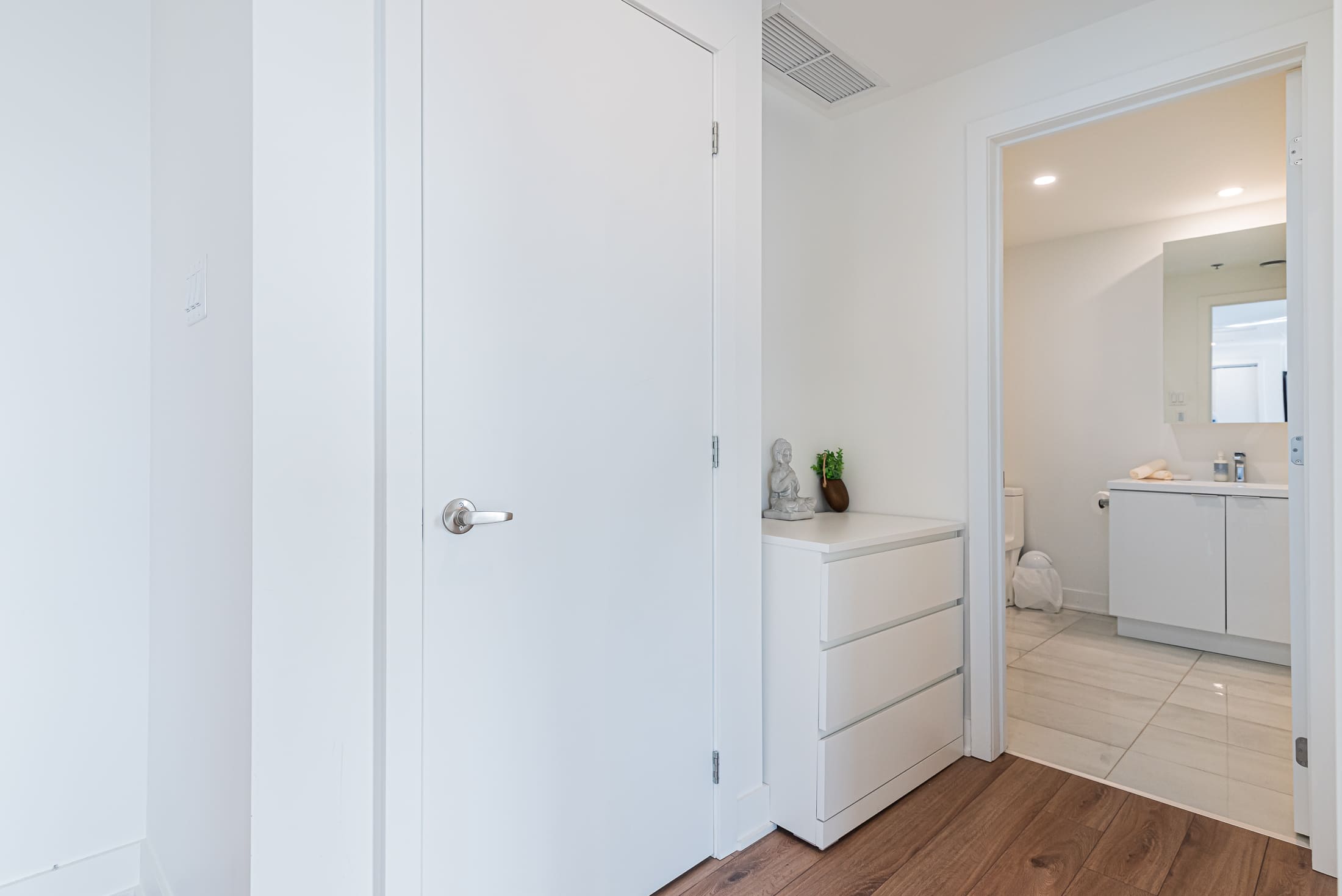 zenith__10A_washroom_area