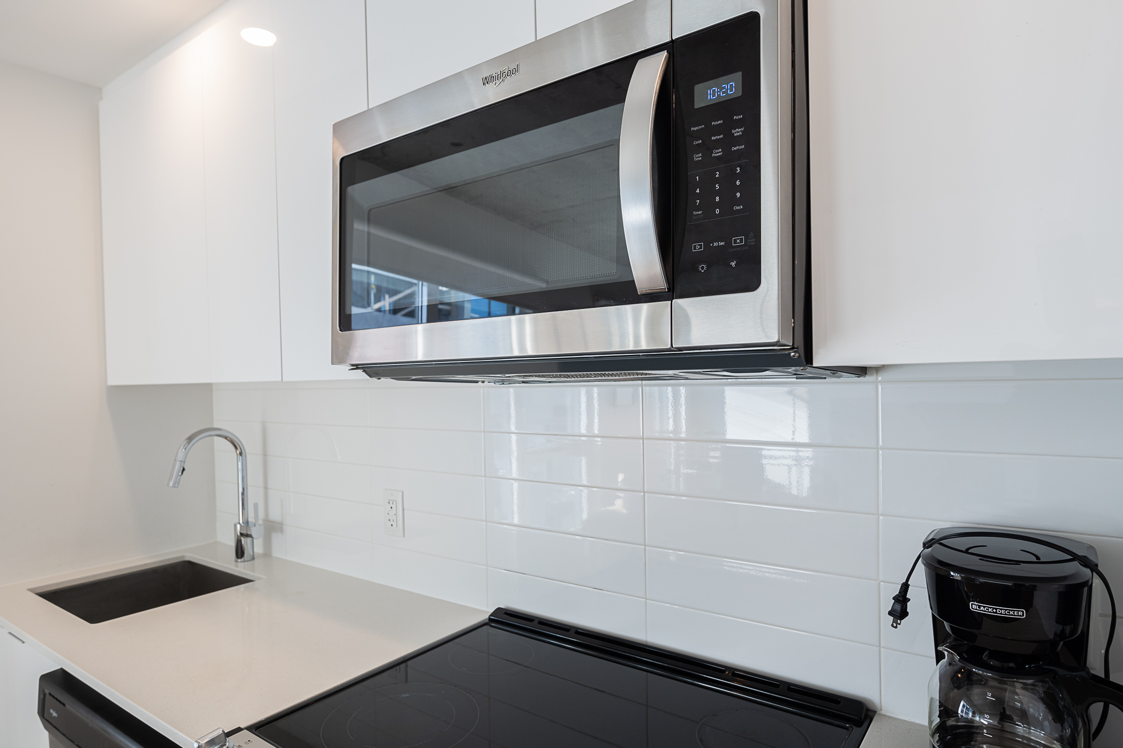 zenith__6A_microwave_in_kitchen